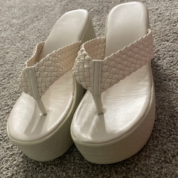 NWOT Women's Cream Woven Platform Sandals - Picture 4 of 5